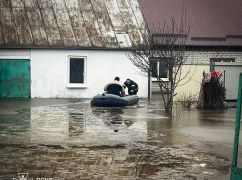ДСНС показала кадри рятувальної операції з затопленого подвірʼя на Харківщині