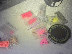 У Харкові затримали підозрілу жінку з пакунками ймовірних наркотиків