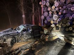 В Харьковской области BMW врезался в грузовик с дровами: пострадала 17-летняя девушка