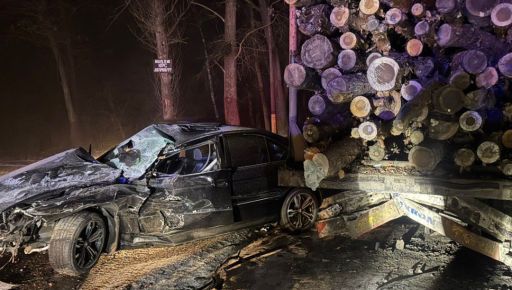 На Харківщині BMW врізався у вантажівку з дровами: постраждала 17-річна дівчина