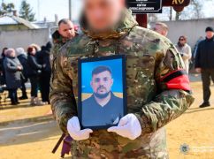 В Харькове провели в последний путь полицейского, погибшего во время эвакуации гражданских