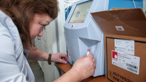 Денис Парамонов: Обеспечили Богодуховскую больницу автоматическим анализатором, что значительно повысит качество диагностики пациентов