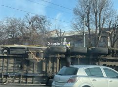 У Харкові перекинулася фура, заблокувавши рух одним із головних проспектів (ФОТОФАКТ)