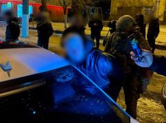 На Харківщині викрили групу чоловіків, які викрадали гроші та ювелірні вироби з будинків