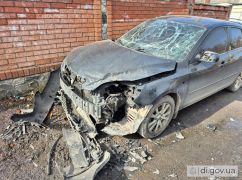 У Харківському районі російський дрон пошкодив два авто: кадри з місця