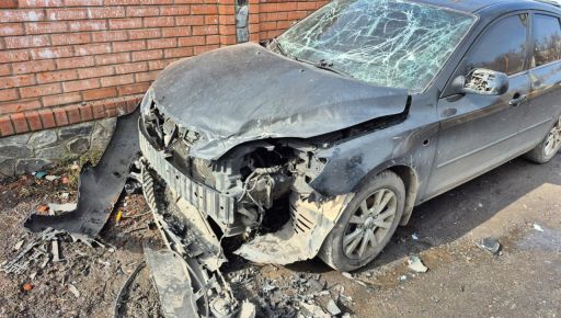 В Харьковском районе российский дрон повредил два автомобиля: кадры с места