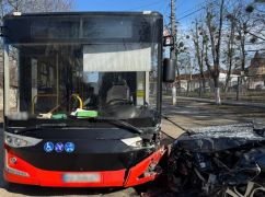 У Харкові Subaru вилетів на зустрічку і врізався в автобус: постраждала водійка