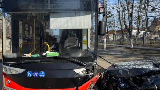 В Харькове Subaru вылетел на встречку и врезался в автобус: пострадала водитель