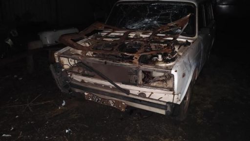 Окупанти вгатили FPV-дроном по старих "Жигулях" на Харківщині: кадри з місця