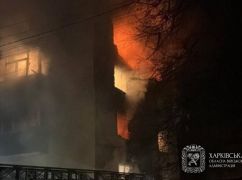 Армія РФ дроном ударила по багатоповерхівці в Чугуєві, на місці &ndash; сильна пожежа