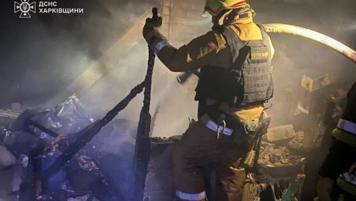 Обстрел многоэтажки в Чугуеве: ГСЧС показала парши кадры с места