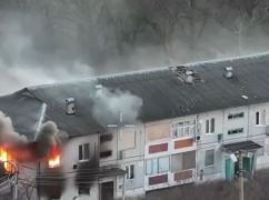 На Харківщині FPV-дрони влучили у двоповерхівку: згоріли дві квартири