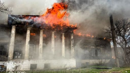 ГСЧС показала, как после российского обстрела горит памятник архитектуры на Харьковщине