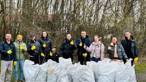 У Харкові після пікніків у лугопарку зібрали десятки мішків сміття