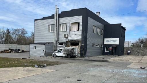 Оккупанты атаковали Дергачи на Харьковщине: повреждено админздание и АЗС