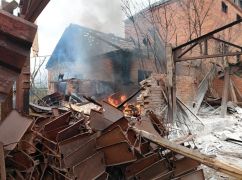 Оккупанты ударили по кирпичному заводу и гражданскому авто на Харьковщине: кадры последствий