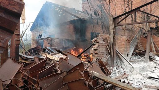 Окупанти вдарили по цегляному заводу та цивільному авто на Харківщині: кадри наслідків