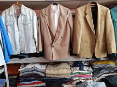 Має попит серед ВПО і пенсіонерів: у Харкові працює центр видачі речей