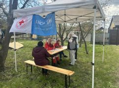 Комунальники та волонтери ліквідували наслідки атаки на Немишлі в Харкові: кадри з місця