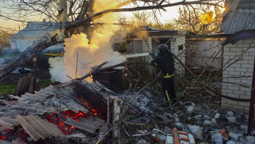 Внаслідок обстрілу на Харківщині загорівся будинок: постраждала 62-річна жінка