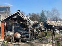 Біля Харкова внаслідок обстрілу згорів літній будинок: фото з місця