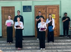 В Харькове открыли мемориальную доску воину, погибшему в Донецкой области