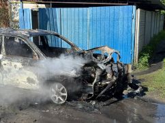 Удар FPV-дроном уничтожил автомобиль на Харьковщине: кадры с места