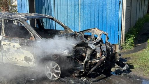 Удар FPV-дроном знищив автівку на Харківщині: кадри з місця