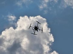 В Харькове эвакуировали полицейских после удара FPV-дрона по служебному авто