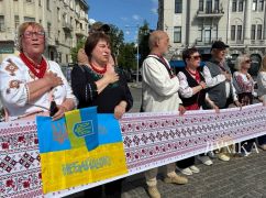 Унікальний 50-метровий рушник пронесли центром Харкова до Дня вишиванки