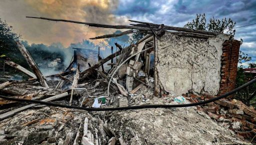 На Харківщині внаслідок удару дрона загорівся приватний будинок: кадри з місця