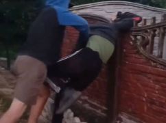 На Харьковщине подросток избил своего сверстника, а товарищ снимал это на видео