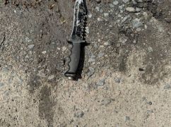 У центрі Чугуєва підозрюваний у розбої з ножем напав на поліцейських