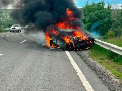 Окупанти обстріляли дві цивільні машини на трасі М-03 в Харківській області: що відомо