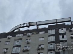 Зʼявилися перші кадри з місця влучання в дах харківської багатоповерхівки