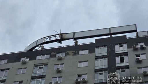 Зʼявилися перші кадри з місця влучання в дах харківської багатоповерхівки
