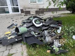 В результате обстрела жилой квартал Харькова засыпало обломками "Шахеда": кадры с места