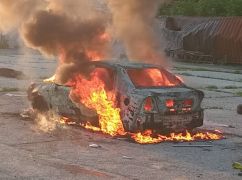 У передмісті Харкова загарбники дронами обстріляли три машини: кадри з місця