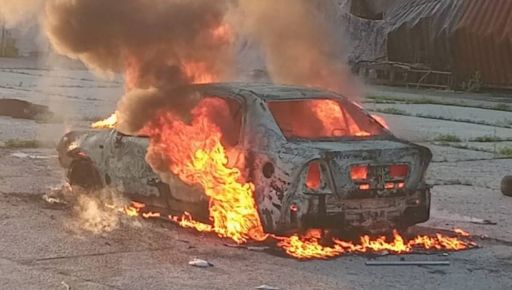 В пригороде Харькова захватчики дронами обстреляли три машины: кадры с места
