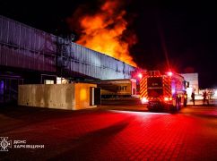 ДСНС показала масштабну пожежу на хабі "Укрпошти" після обстрілу в Харкові: кадри з місця
