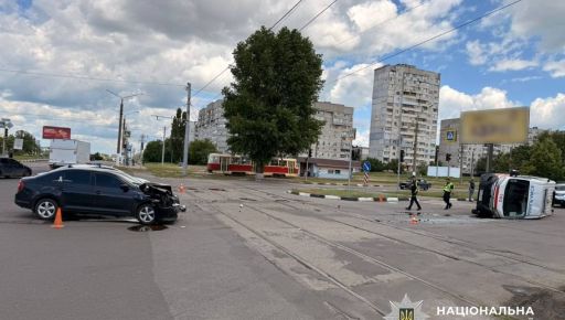 В результате ДТП с участием "скорой" пострадали два человека в Харькове: кадры с места