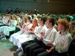 У безпечному просторі пройшов випускний для школярів з Індустріального району Харкова: кадри з місця