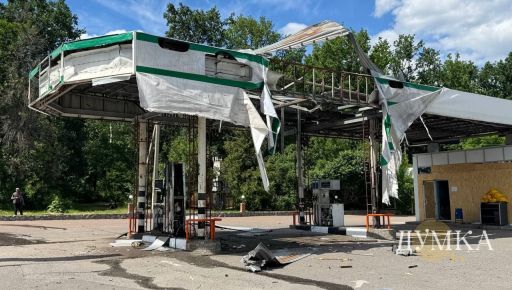 На Харківщині окупанти обстріляли АЗС, коли там заправлялася машина: кадри з місця