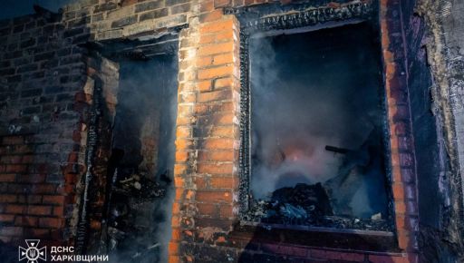 У Харкові загорівся приватний будинок: кадри з місця пожежі