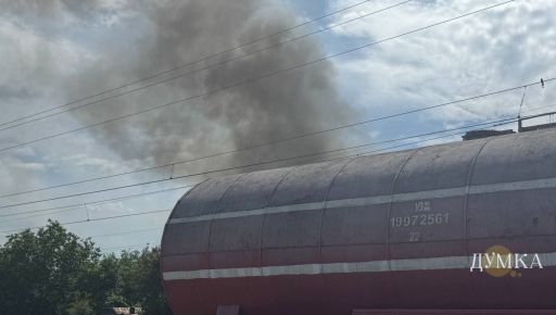 ГСЧС подогнала специальный поезд к месту масштабного пожара в Харькове: первые кадры