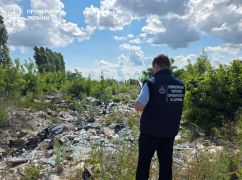 В Харькове обнаружили двухметровую стихийную свалку с останками животных
