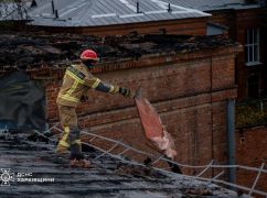 У Харкові рятувальники розбирають аварійний дах пошкодженого закладу культури: кадри з місця