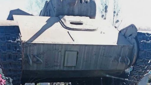 На Ізюмщині з меморіалу викрали макет танка Т-34 і пошкодили могили