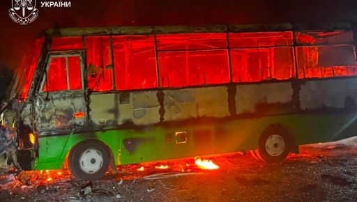 На Харьковщине в результате российских обстрелов вспыхнули четыре автобуса: что известно