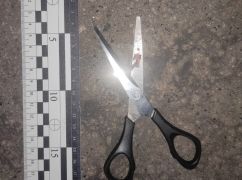 В Харьковской области женщина ударила знакомого ножницами в грудь: пострадавший в больнице